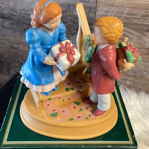 Avon Vintage 1984 Christmas Memories Figurine, Celebrating the Joy of Giving - Picture 4 of 15